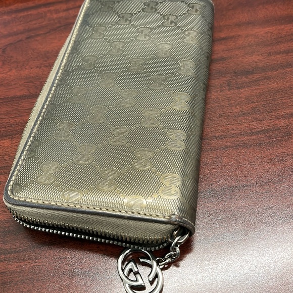 Gucci metallic zippy wallet with nice zipper pull. Good condition. Vintage. - Picture 4 of 16